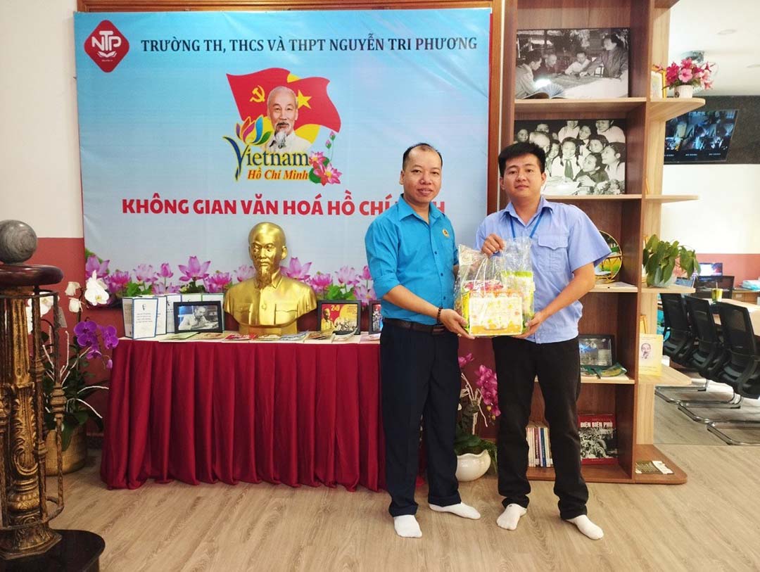 cong doan trao qua tet trung thu 1