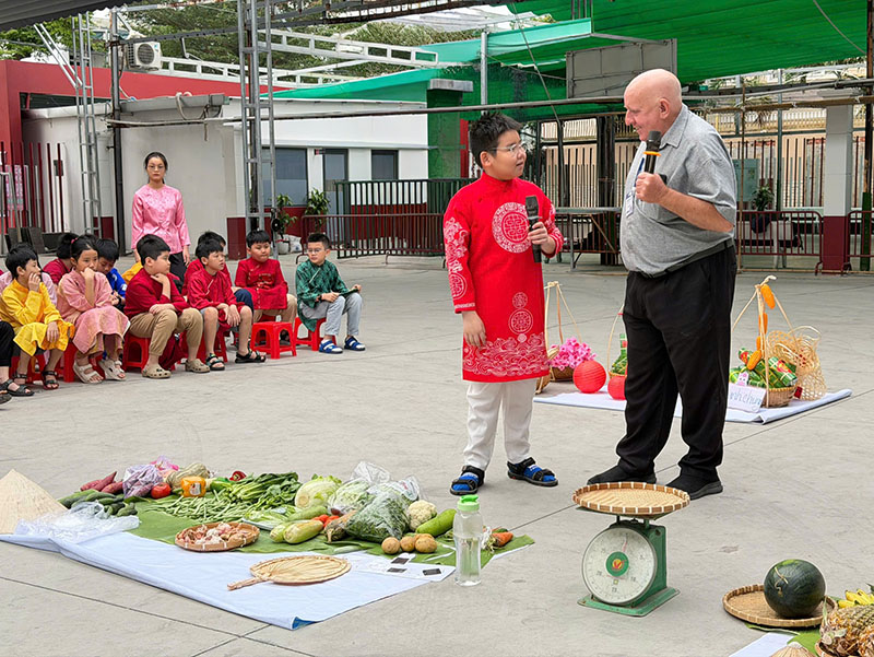 Sôi động chợ xuân trong giờ học tiếng Anh